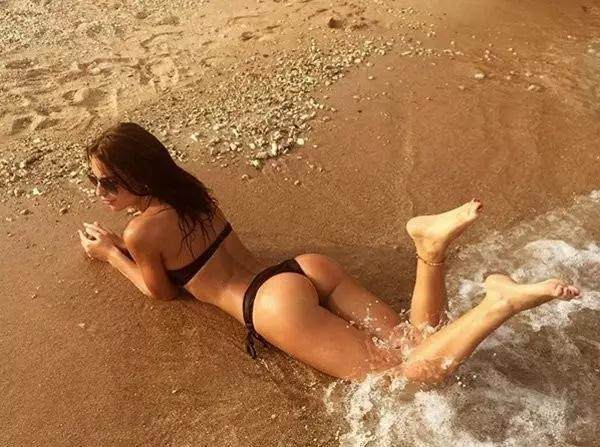 她让人最印象深刻的就是健康的古铜色肌肤、治愈系的微笑，感染力超强。