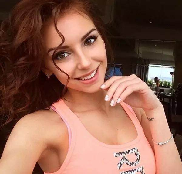 她的名字叫Galina Dub，出生于俄罗斯圣彼得堡，是一位职业模特。