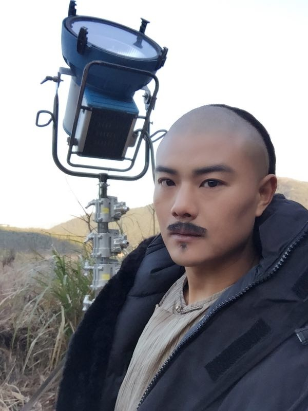 著名演员、功夫小生孟飞在电影《绣春刀》拍摄现场给河北老乡拜年