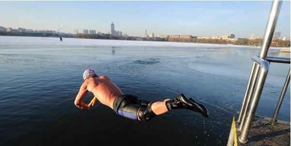 东北大爷冰天雪地赤膊锻炼 破冰冬泳