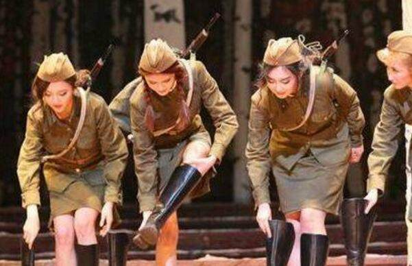 为什么苏联80万女兵上战场，不穿军装而穿裙子呢？看完你就知道了