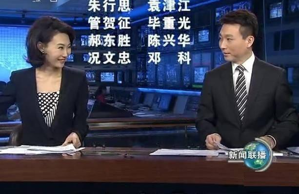 新闻联播主持人为何总是男右女左?有什么讲究呢?