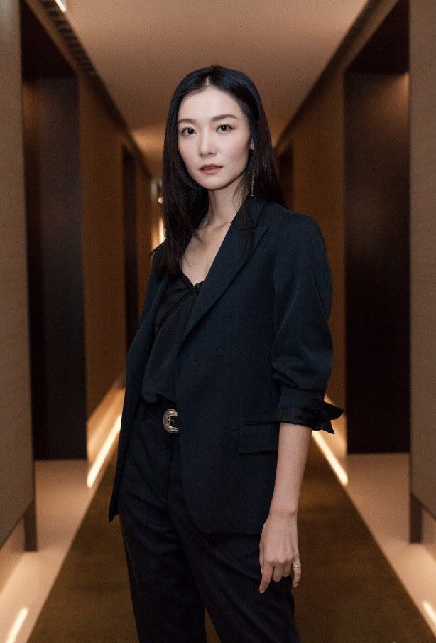 齐溪如今嫁给了演员宋宁,宋宁是周迅的前男友,两人十分恩爱甜蜜