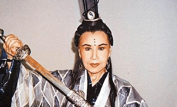 她演的“灭绝师太”深入人心, 靠“慈禧太后”人气一飞冲天