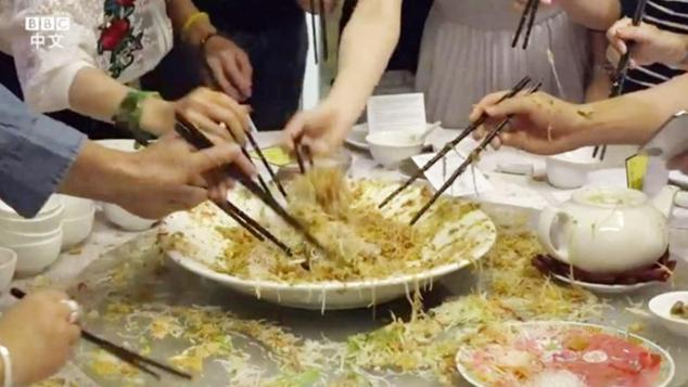 新加坡的捞鱼生被认为“糟蹋食物”,你咋看?|新加坡|食物|鱼生_新浪新闻