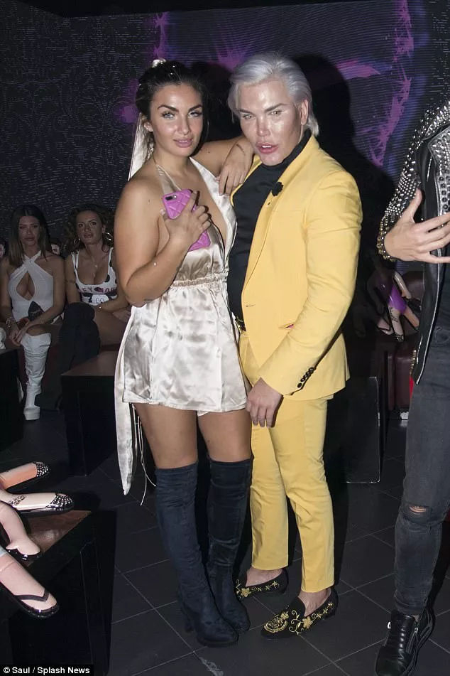 和极度伤眼的“男版芭比娃娃”Rodrigo Alves一同出席活动