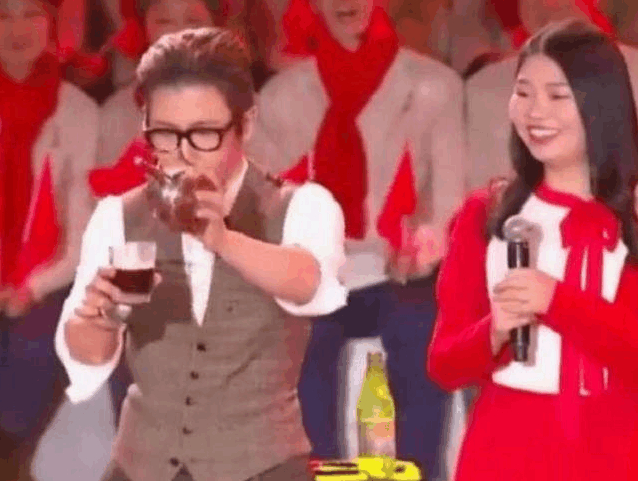 刘谦再现春晚舞台却变痞雅大叔? 表演魔术没有托被大家一眼看穿