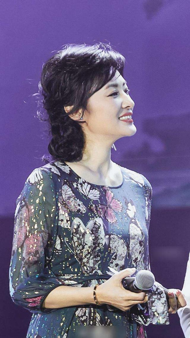 周涛首开微博曝出20万粉丝,离开央视进军娱乐圈,气场不输董卿!