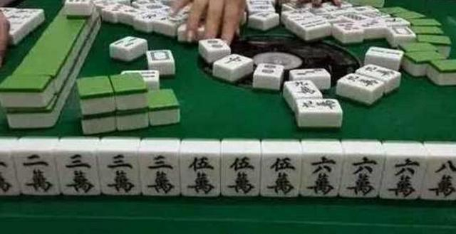 四川男子打麻将一夜输2万,一怒之下摔麻将,摔碎之后果断报警!