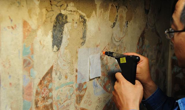 1600年敦煌壁画遭发霉、脱落,86岁老人“壁画打针”,修复4000平|壁画|敦煌莫高窟|李云鹤|修复|文物_新浪新闻