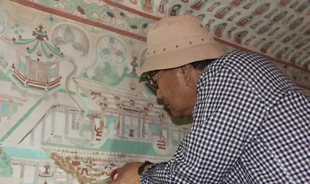 1600年敦煌壁画遭发霉、脱落,86岁老人“壁画打针”,修复4000平|壁画|敦煌莫高窟|李云鹤|修复|文物_新浪新闻
