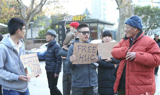 年轻人上海街头举牌索抱 传递正能量拉近人与人之间距离