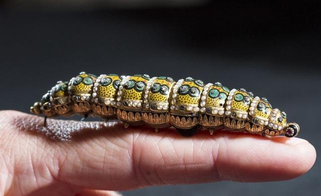 由一个瑞士的钟表师制作而成,而整条毛毛虫用黄金打造而成,上面点缀了