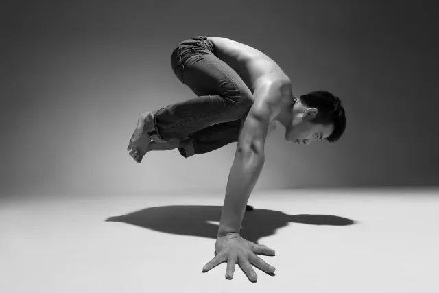 何伟老师在演示鹤禅式Bakasana