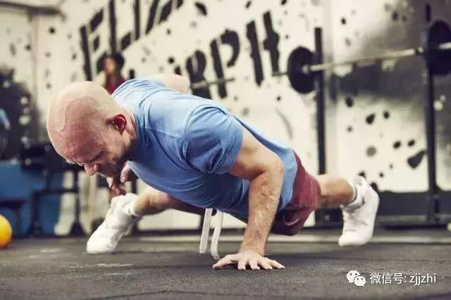 每天坚持300个俯卧撑，