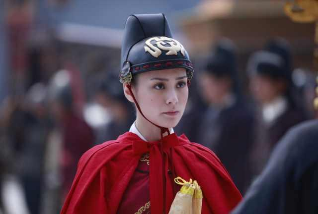 武则天杀了上官婉儿一家,母女被收入后宫为婢,她反过来拥护武后