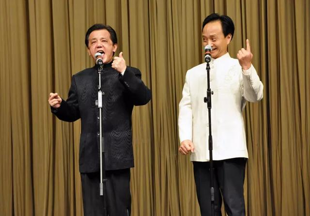 舞台上的邓小林和于月仙,现在的他依然在舞台上演绎相声作品