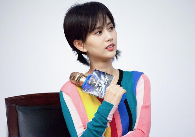 21岁出道拍戏,凭借《白夜追凶》一夜爆红,短发撞脸王子文|白夜追凶|王子文|梁缘|高希希|撞脸_新浪新闻