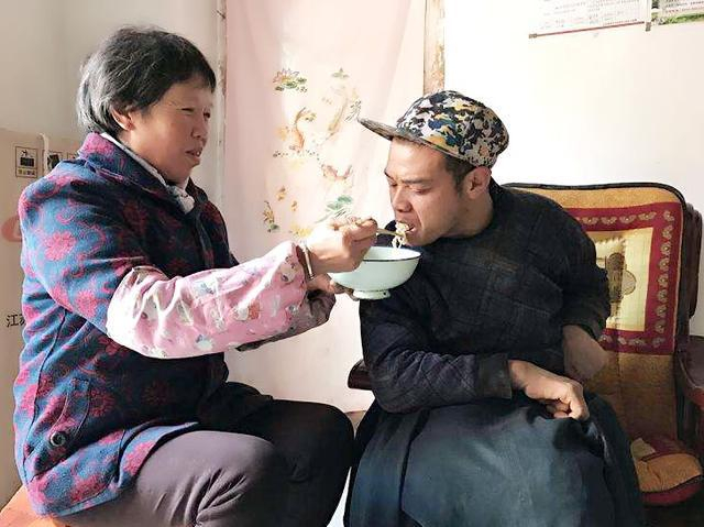 八张感人至深的母爱照，妈妈真的太伟大，看一遍哭一遍__财经头条