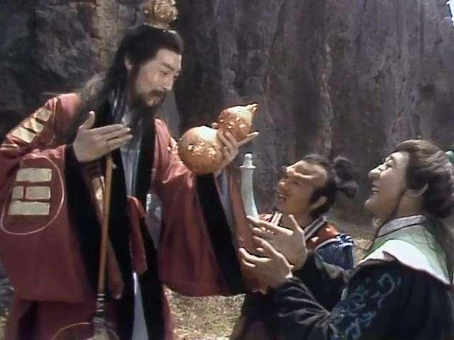 金角大王和银角大王手持太上老君赐给的五大法宝,仍被孙悟空所破