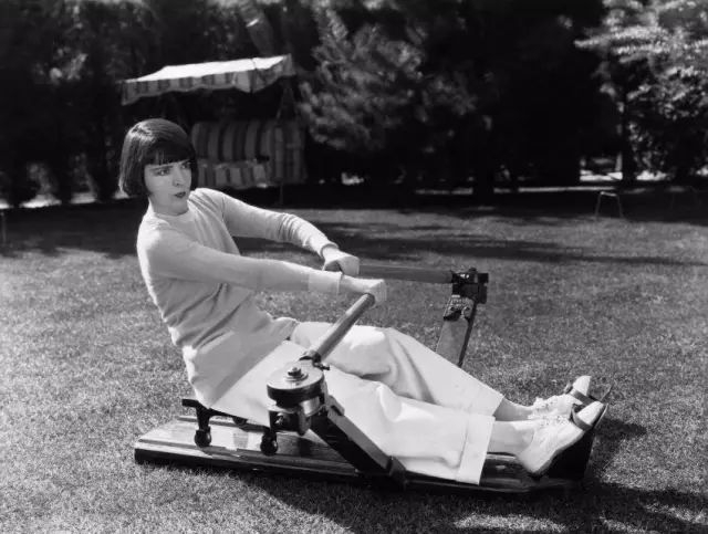 早期跑步机，穿高跟鞋照样跑