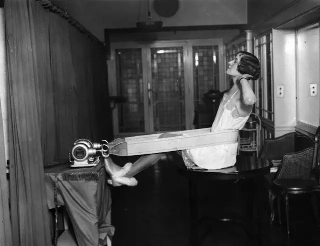 穿着性感小睡衣~