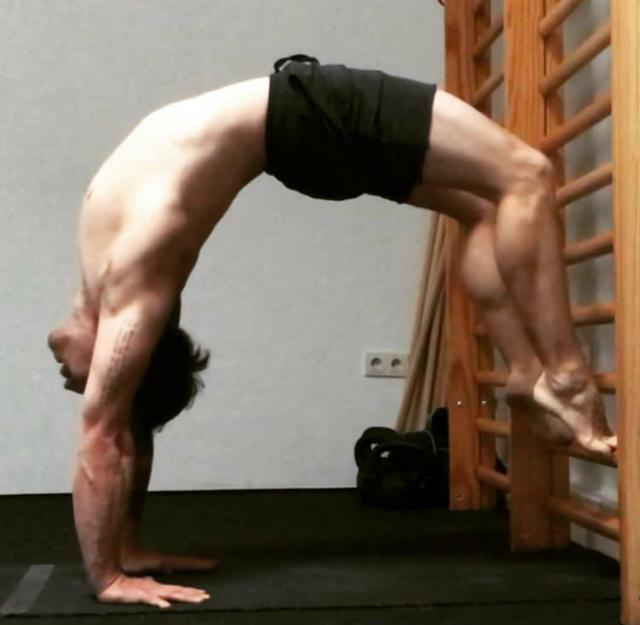 利用梯子练习拱桥