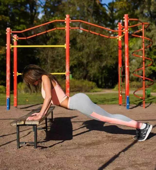 纤纤细腰魅惑又惊艳，马甲线也很惊人！