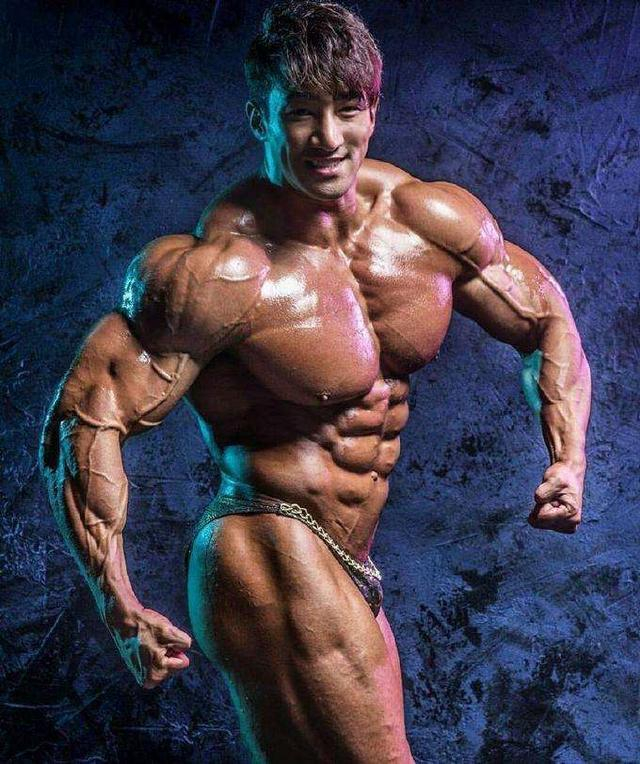 展示肌肉的黄哲勋