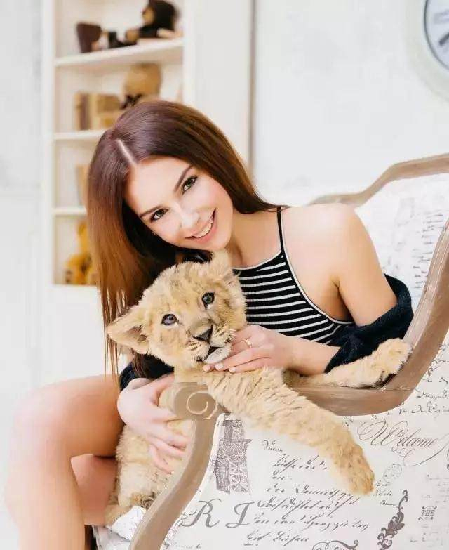 成功的路上并不拥挤，因为坚持的人不多，而你要做的就是坚持。