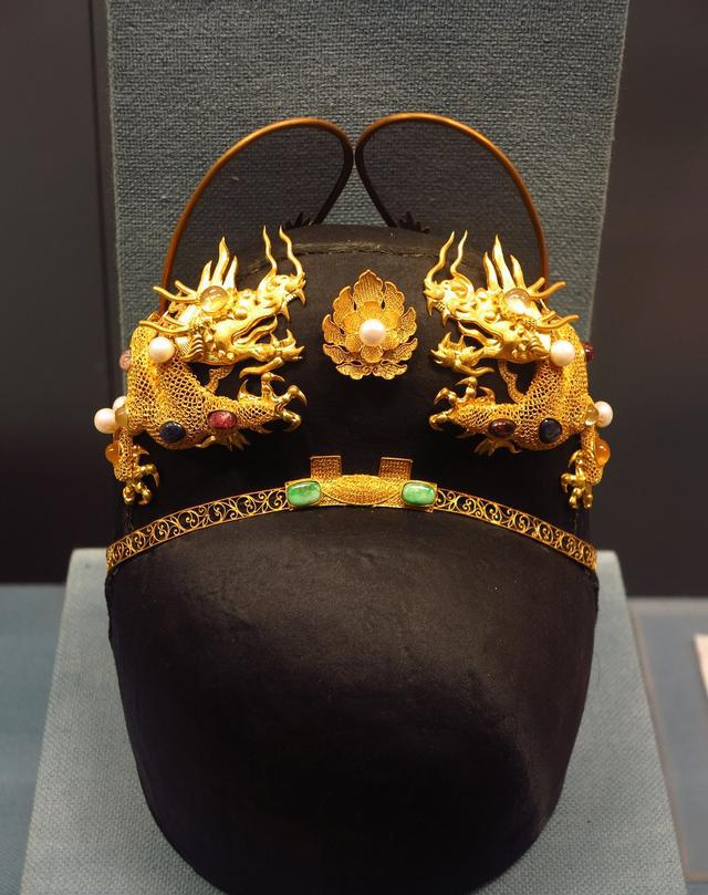 都知道古代当官的戴乌纱帽白纱帽谁戴的知道吗