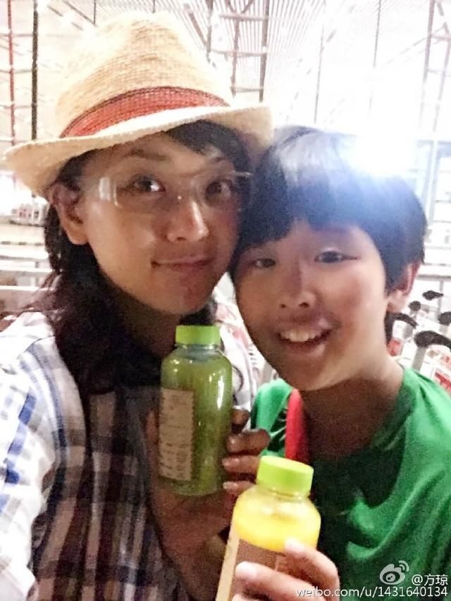 还记得主持人方琼？曾红极一时却嫁人生子，老公儿子罕见曝光！
