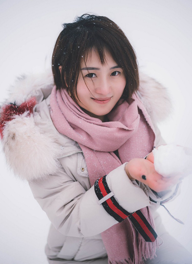 南方下雪姑娘穿棉袄踩雪脸蛋冻得通红 唯美写真