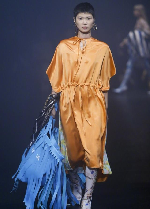 2018春夏,巴黎世家的衣服丑哭,鞋包却爆红