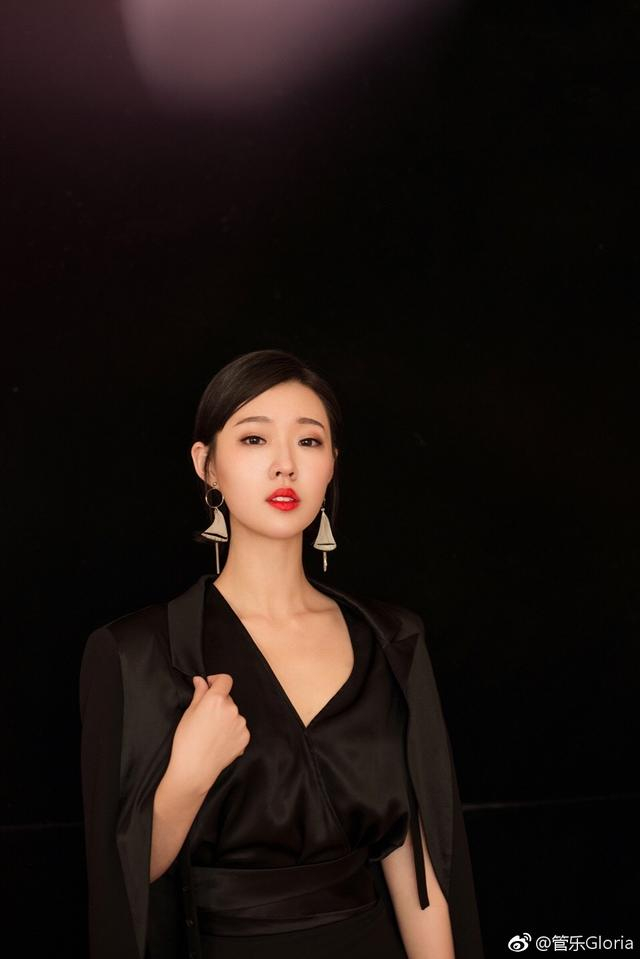 还有亲和可人的邻家女孩:街拍的风格也很酷,管乐小姐姐脚上的这双鞋小