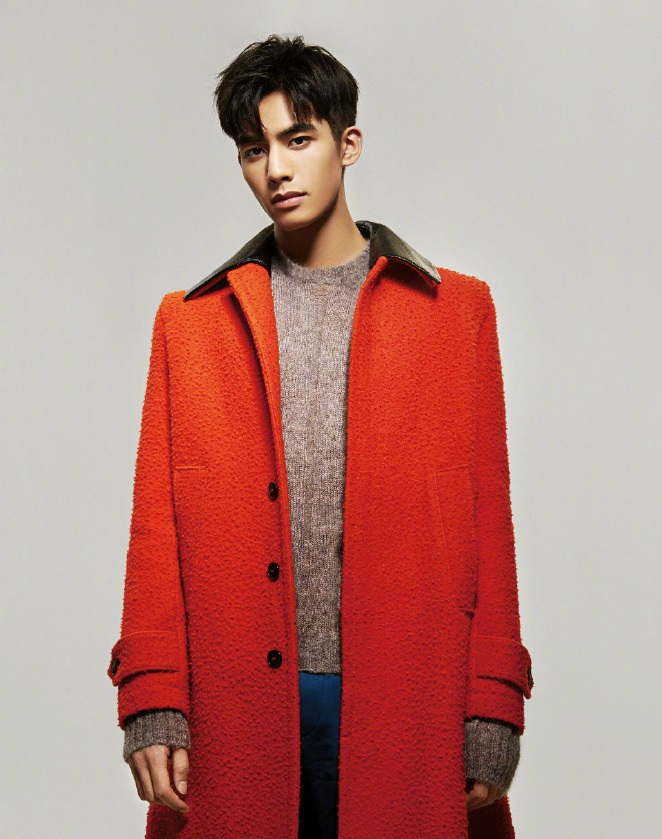 林允前男友宋威龙曝时尚大片变"衣架"被晾起来,想要送上小心心