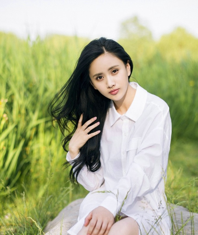 《白夜追凶》女主角梁缘新造型清新 气质颜值满分