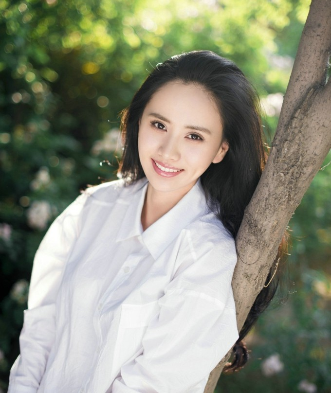 《白夜追凶》女主角梁缘新造型清新 气质颜值满分