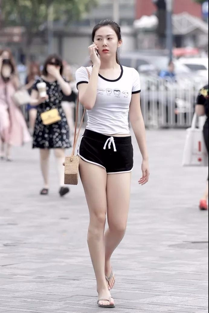 大白腿的超性感翘臀美女最吸引人的就是那双腿了