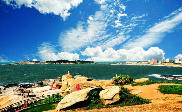汕尾有一处半岛, 名胜古迹众多, 是汕尾最著名的滨海旅游区之一