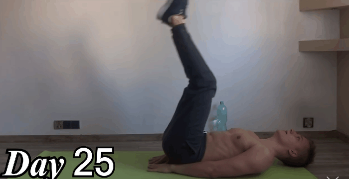 继续埋头苦练，小哥始终不急不躁，保持着“慢动作、长位移”的增肌要领