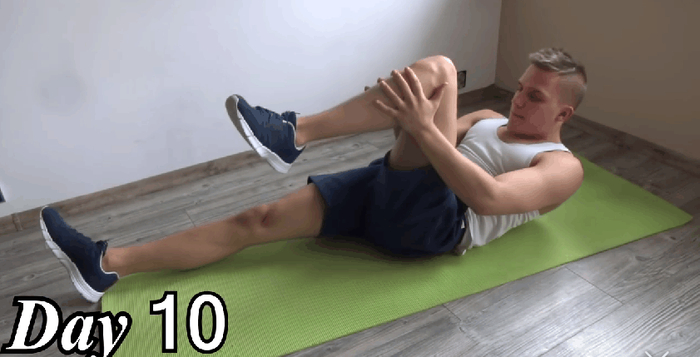 让我们来到第10天，仰卧起坐、剪刀腿、两头起等动作也出现在他的训练清单上