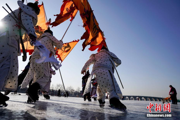 北京颐和园昆明湖冰场上演清代皇家冰嬉|_新浪新闻