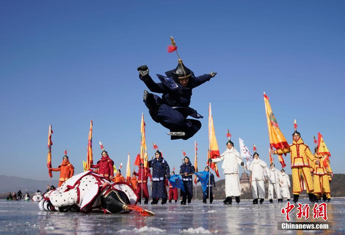 北京颐和园昆明湖冰场上演清代皇家冰嬉|昆明湖|颐和园|冰场_新浪新闻