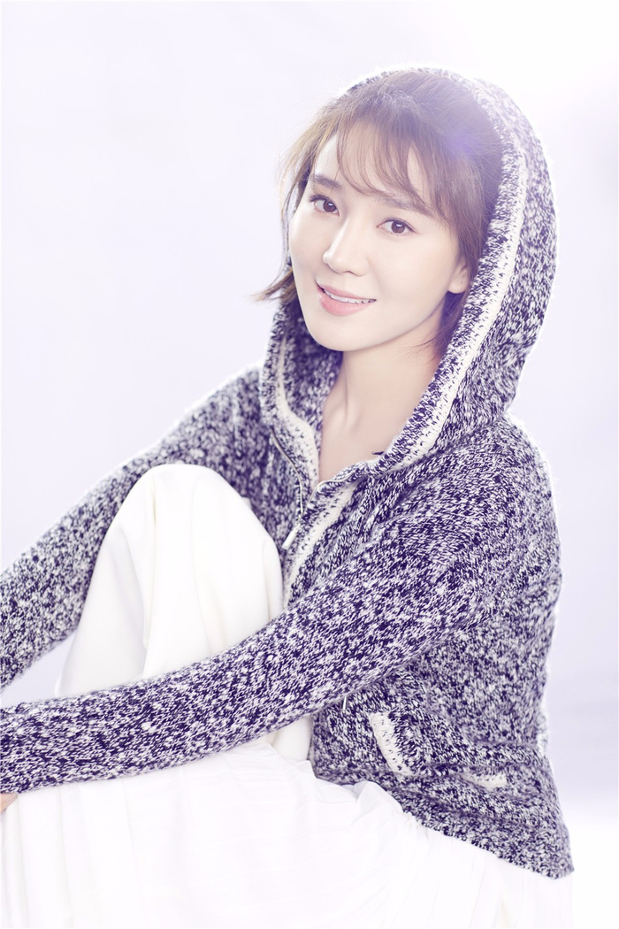 演员蓉卓曝光一组冬日温暖写真