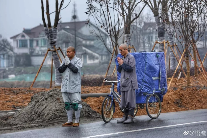 90后法师虔诚三步一拜朝普陀山