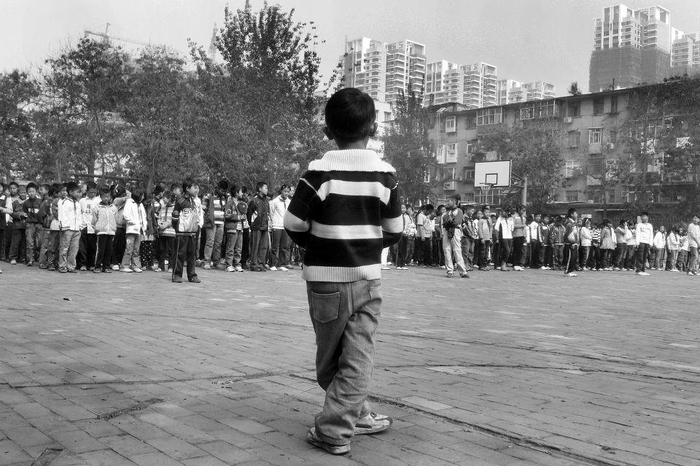 被教师罚站在教室外, 教师的这种行为违法吗? 该如何处理?