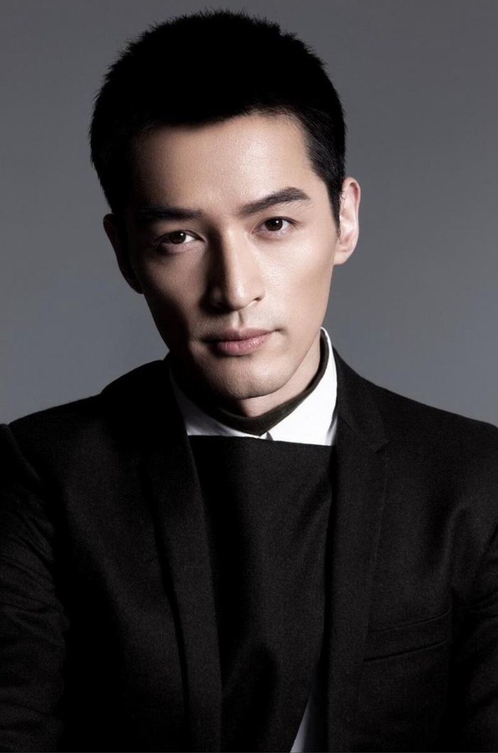 胡歌的平头造型看起来特别有魅力,这肯定也与他本来的眼神和气场有关