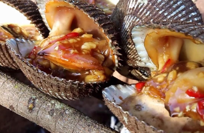 “血蚶”烤着吃,味道比生吃更美味,网友:隔壁的小孩都馋哭了