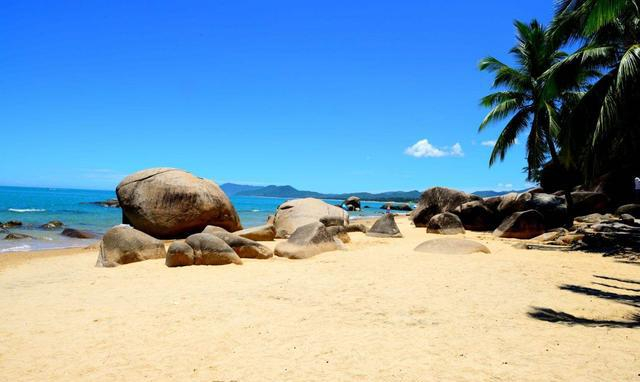 亚龙湾位于三亚东郊,海湾以野猪岛为中心,南边还有东洲岛西洲岛.